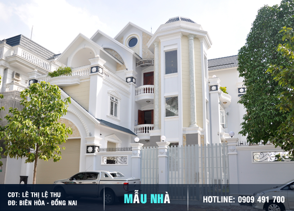 Cận Cảnh Biệt Thự Bán Cổ Điển Hài Hòa Cùng Nội Thất Gỗ Sang Trọng Tinh Tế