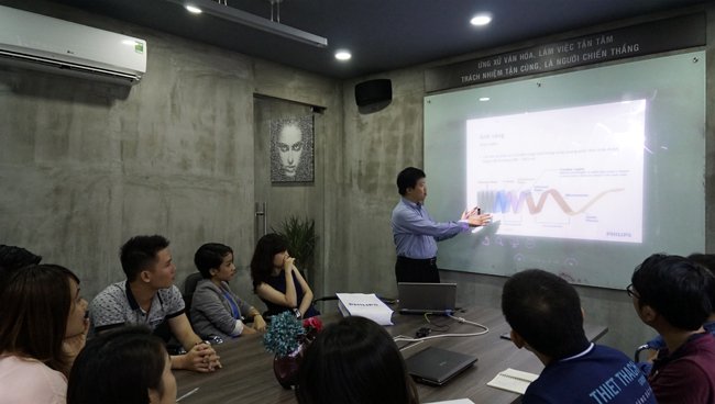 Phối Hợp Cùng Chuyên Viên Philips Cập Nhật Kiến Thức Thiết Bị Chiếu Sáng Cho Nhân Viên