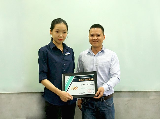 KHEN THƯỞNG NHÂN VIÊN CÓ ĐÓNG GÓP SÁNG TẠO VÀO HOẠT ĐỘNG CÔNG TY